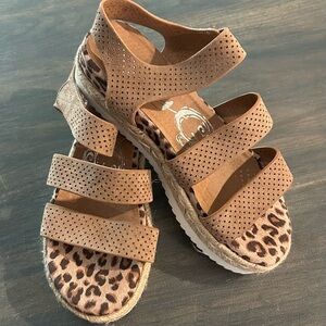 Very G. Leopard Print Tan Sandals. Size 6.5.